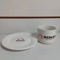 Taza de té y platitos con logo